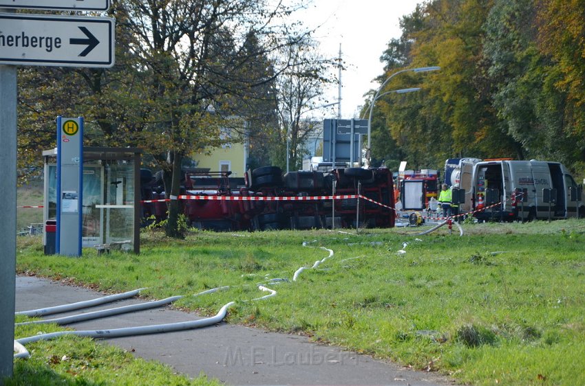 VU Tanklastzug umgestuerzt Huerth Industriestr P331.JPG